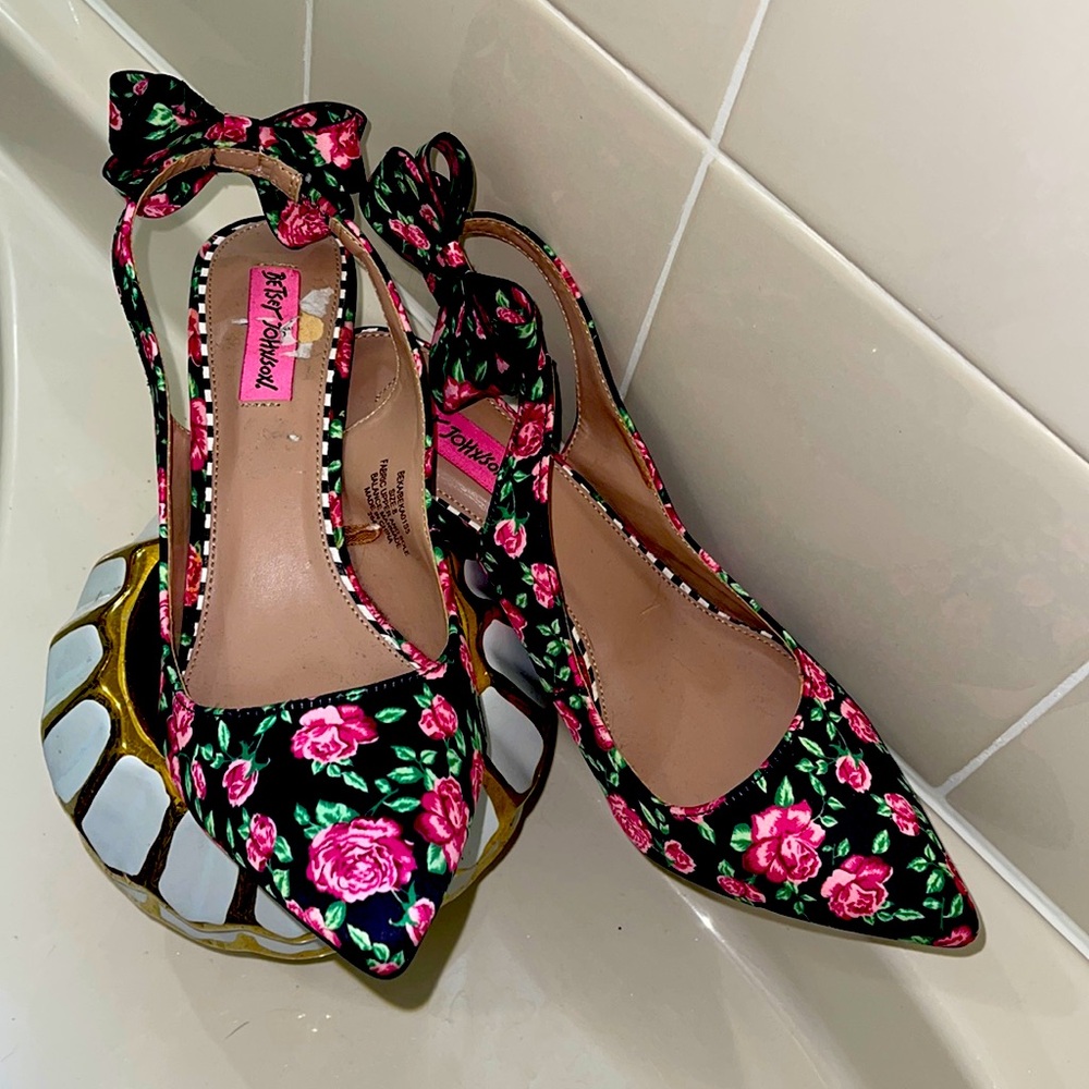 Host Pick🎉🎉🎉Gorgeous pink roses Betsy Johnson heels 🌸🌸by viviglam 🌷
